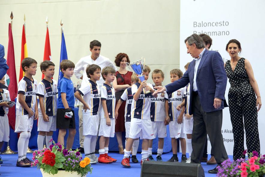 Entrega de Trofeos de Competiciones Locales 2017-18 - Imagen del saludo de alcalde a los equipos infantiles.