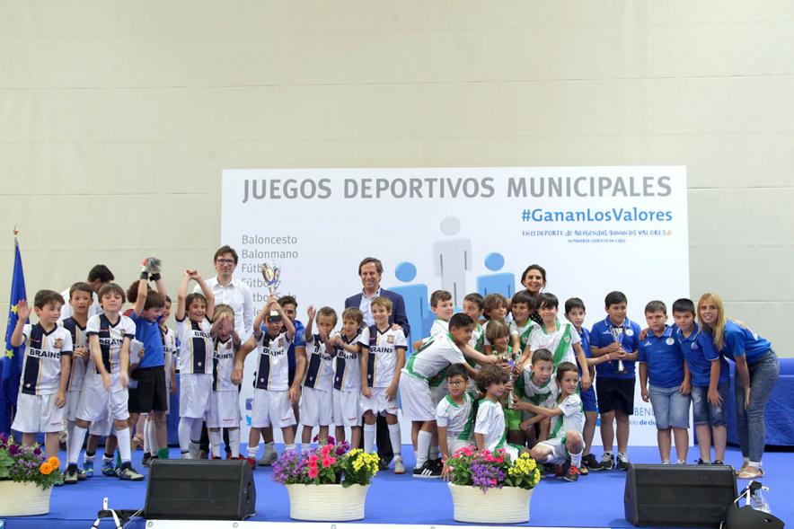 Entrega de Trofeos de Competiciones Locales 2017-18 - Las autoridades locales entregan los premios.