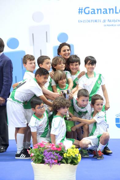 Entrega de Trofeos de Competiciones Locales 2017-18 - Posado  de la concejal con los niños abrazándose.