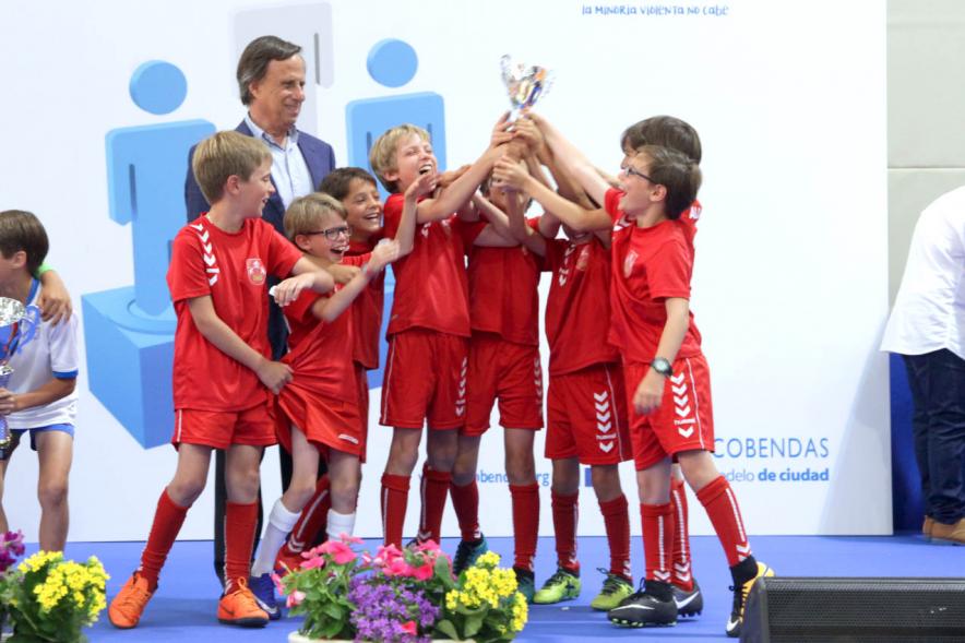 Entrega de Trofeos de Competiciones Locales 2017-18 - Imagen de los ganadores levantando el trofeo.