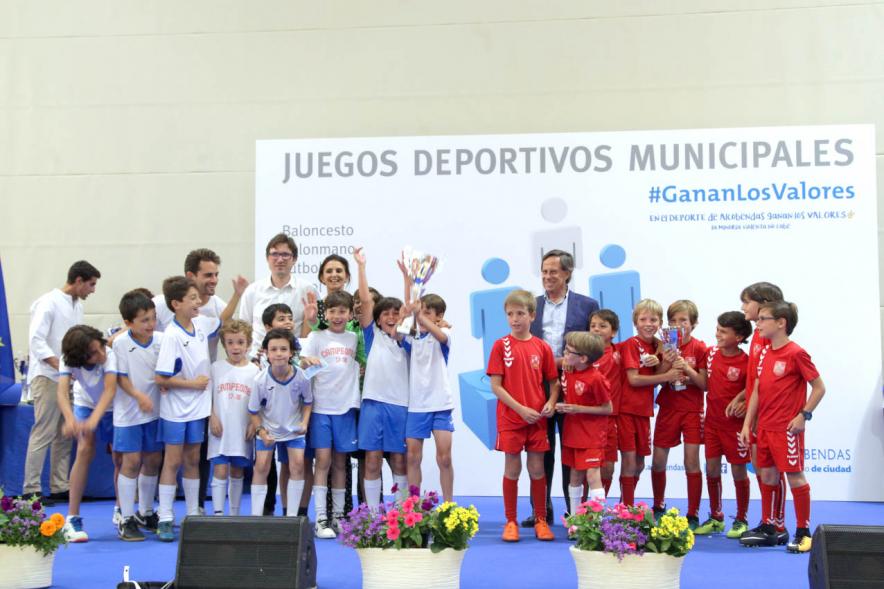 Entrega de Trofeos de Competiciones Locales 2017-18 - Las autoridades locales entregan los premios.