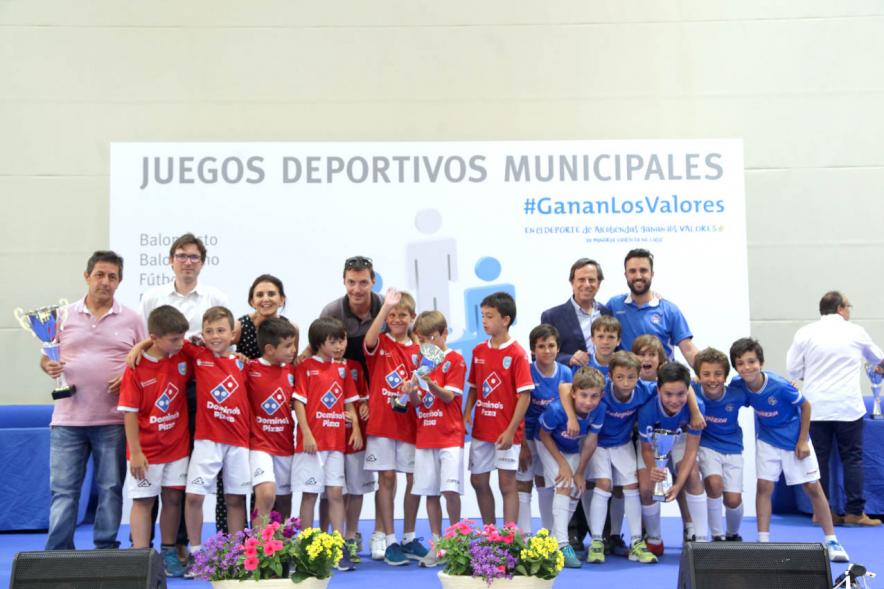 Entrega de Trofeos de Competiciones Locales 2017-18 - Posado del alcalde y la concejal con los niños premiados.