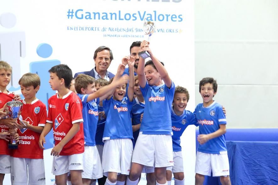 Entrega de Trofeos de Competiciones Locales 2017-18 - Imagen de los ganadores levantando el trofeo.