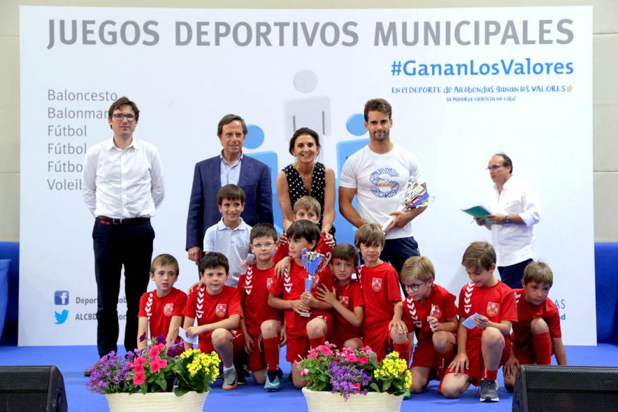 Entrega de Trofeos de Competiciones Locales 2017-18 - Posado del alcalde con un equipo infantil.