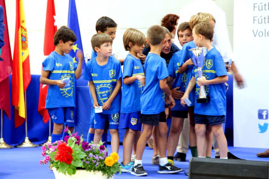 Entrega de Trofeos de Competiciones Locales 2017-18 - Imagen de un equipo infantil.