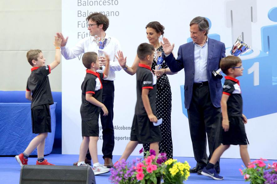 Entrega de Trofeos de Competiciones Locales 2017-18 -  Las autoridades saludan a los deportistas infantiles.