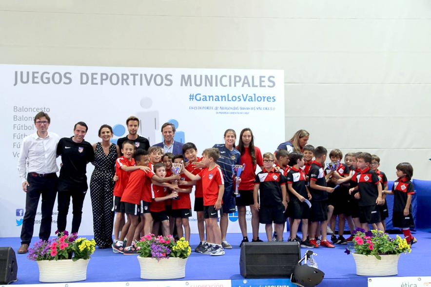 Entrega de Trofeos de Competiciones Locales 2017-18 - Posado del alcalde y la concejal con los niños premiados.