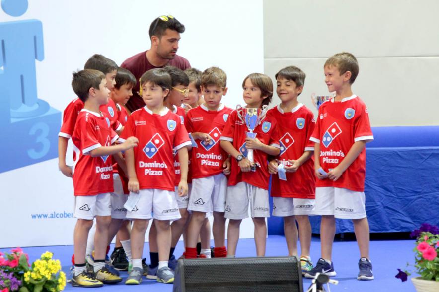 Entrega de Trofeos de Competiciones Locales 2017-18 - Posado de un equipo infantil con su entrenador.