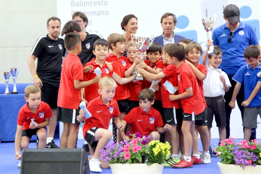 Entrega de Trofeos de Competiciones Locales 2017-18 - Posado del alcalde y la concejal con los niños y los  entrenadores premiados.