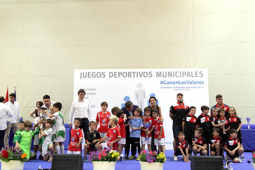 Entrega de Trofeos de Competiciones Locales 2017-18 - Posado del alcalde y los concejales con los niños premiados.