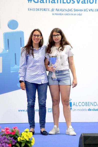 Entrega de Trofeos de Competiciones Locales 2017-18 - Posado de la deportista y su entrenadora con el trofeo.