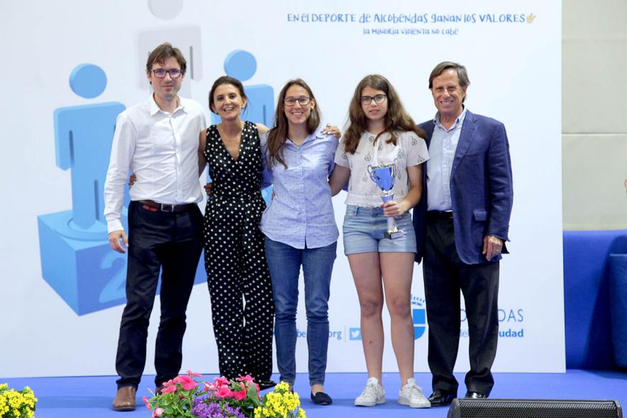 Entrega de Trofeos de Competiciones Locales 2017-18 - Posado de las autoridades con dos deportistas.