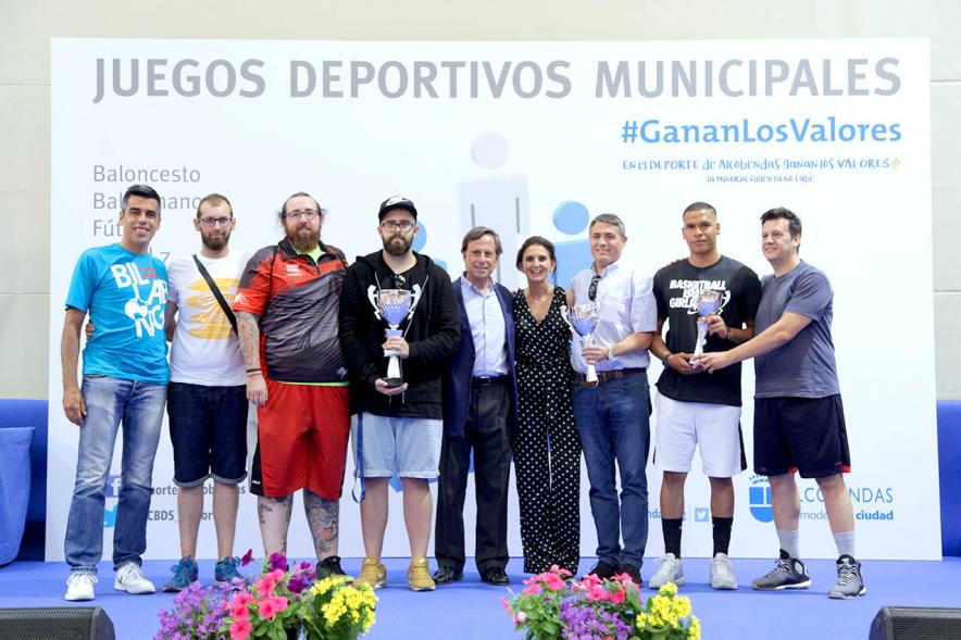 Entrega de Trofeos de Competiciones Locales 2017-18 - Posado de las autoridades con deportistas senior.