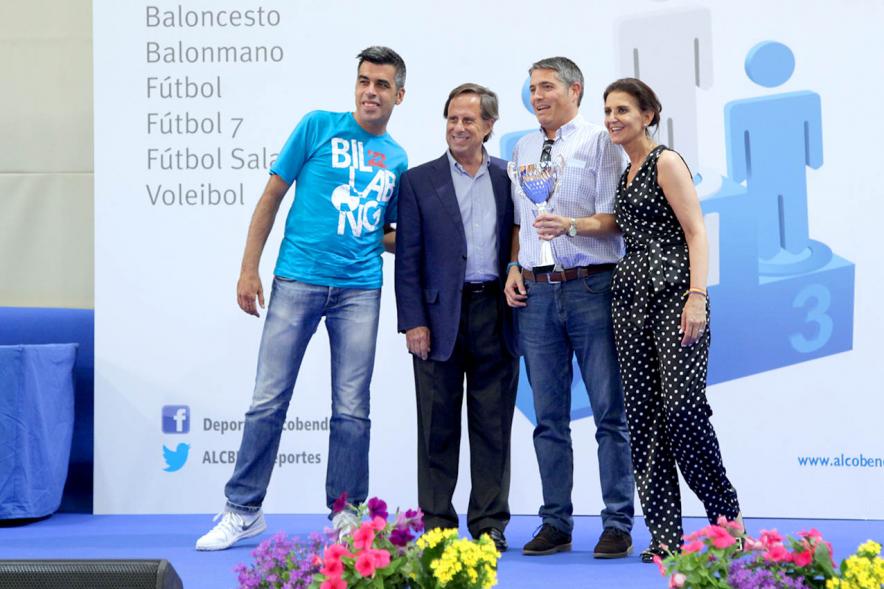 Entrega de Trofeos de Competiciones Locales 2017-18 - Las autoridades locales posan con  los premiados.