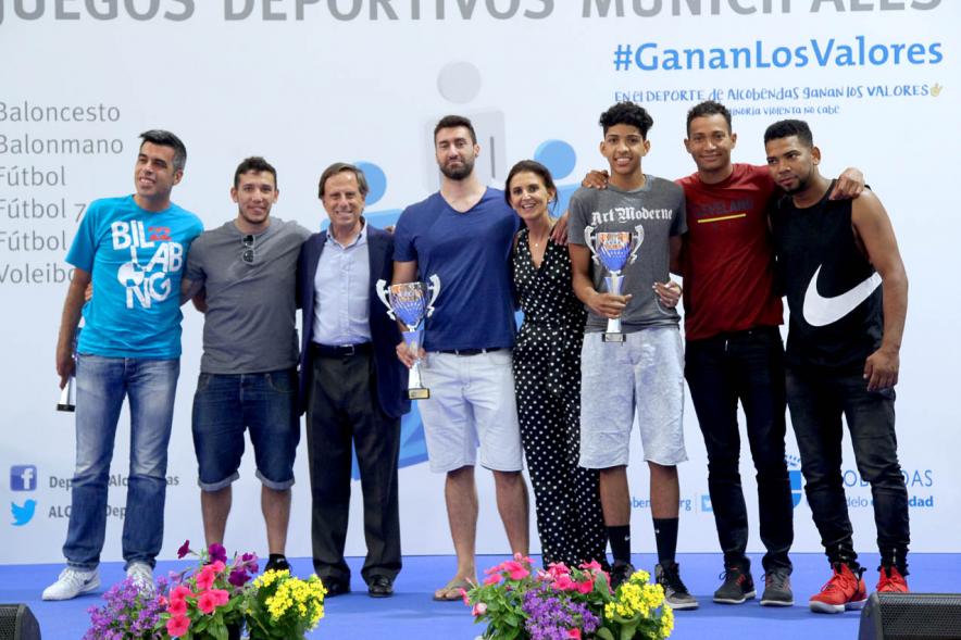 Entrega de Trofeos de Competiciones Locales 2017-18 - Posado de las autoridades con deportistas senior