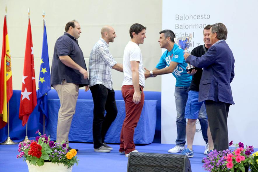 Entrega de Trofeos de Competiciones Locales 2017-18 - Las autoridades saludan a los entrenadores.