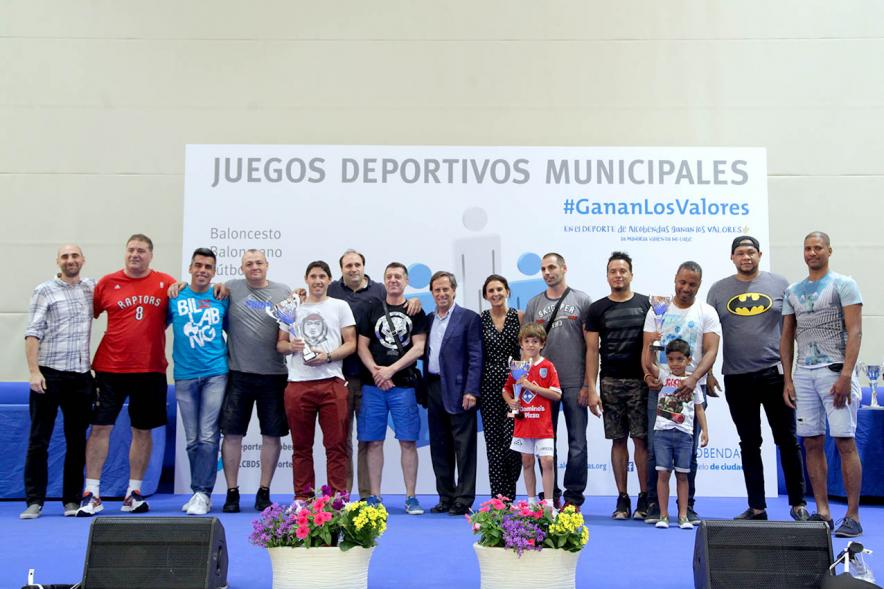 Entrega de Trofeos de Competiciones Locales 2017-18 -  Posado del alcalde y la concejal con los niños y los  familiares.