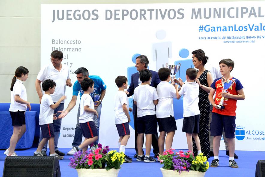 Entrega de Trofeos de Competiciones Locales 2017-18 - Las autoridades locales entregan los premios.