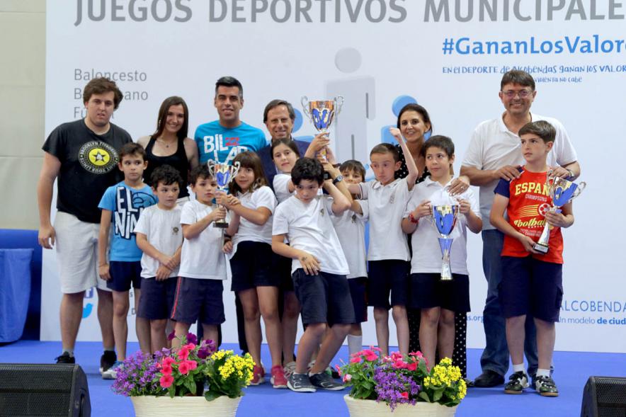 Entrega de Trofeos de Competiciones Locales 2017-18 - Posado del alcalde y la concejal con los niños y los jóvenes premiados.