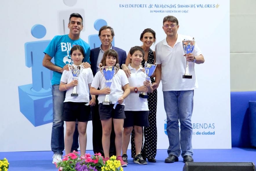 Entrega de Trofeos de Competiciones Locales 2017-18 - Posado del alcalde y la concejal con los niños premiados.