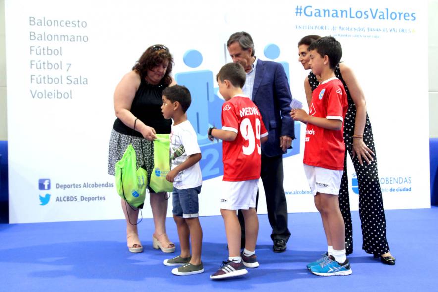 Entrega de Trofeos de Competiciones Locales 2017-18 - Imagen de las autoridades municipales repartiendo regalos a los niños.