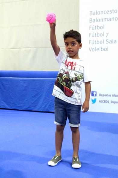 Entrega de Trofeos de Competiciones Locales 2017-18 -- Imagen de un niño saludando.