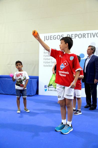 Entrega de Trofeos de Competiciones Locales 2017-18 - Imagen de un niño saludando.