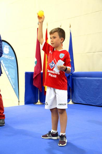 Entrega de Trofeos de Competiciones Locales 2017-18 -  Imagen de un niño saludando. 