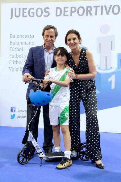 Entrega de Trofeos de Competiciones Locales 2017-18 - Imagen del alcalde y la concejal con un niño premiado.