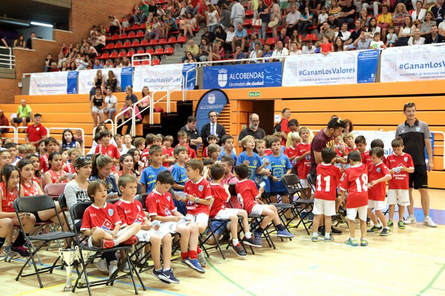 Entrega de Trofeos de Competiciones Locales 2017-18 - Panorámica de los deportistas  sentados.