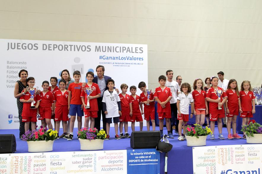 Entrega de Trofeos de Competiciones Locales 2017-18 - Posado del alcalde y la concejal con los niños premiados y los entrenadores.