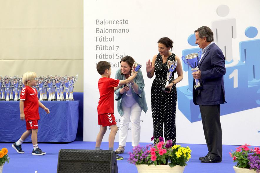 Entrega de Trofeos de Competiciones Locales 2017-18 - Las autoridades locales entregan los premios.