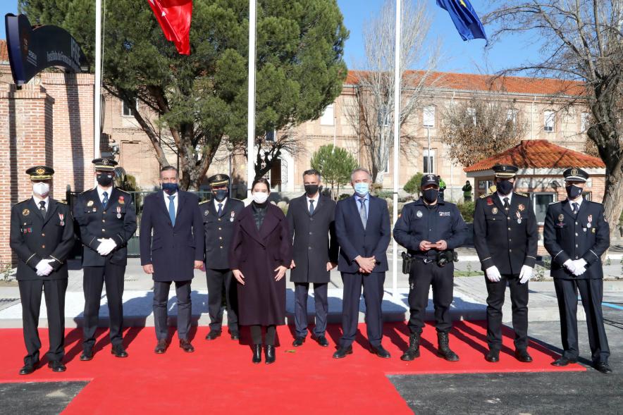 Presentación del ESICAM179 y Entrega de Medallas al Mérito Policial -Posado de la Presidenta de la Comunidad de Madrid, sus consejeros y los mandos policiales condecorados,  las banderas ondeando.