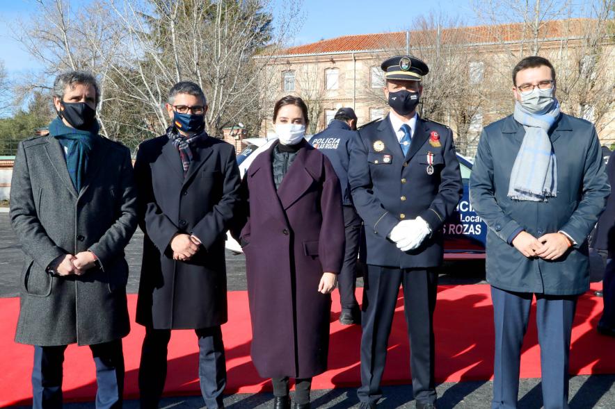 Presentación del ESICAM179 y Entrega de Medallas al Mérito Policial - Imagen de Isabel Díaz Ayuso con los miembros de la corporación municipal de Alcobendas y el director de la policía condecorado.