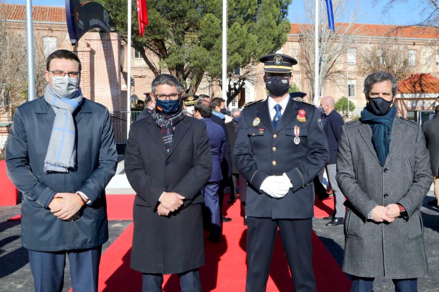 Presentación del ESICAM179 y Entrega de Medallas al Mérito Policial - Posado del alcalde Sánchez Acera, el vicealcalde Arranz, Aitor Retolaza responsable del distrito Urbanizaciones  y el Jefe de la Policía.