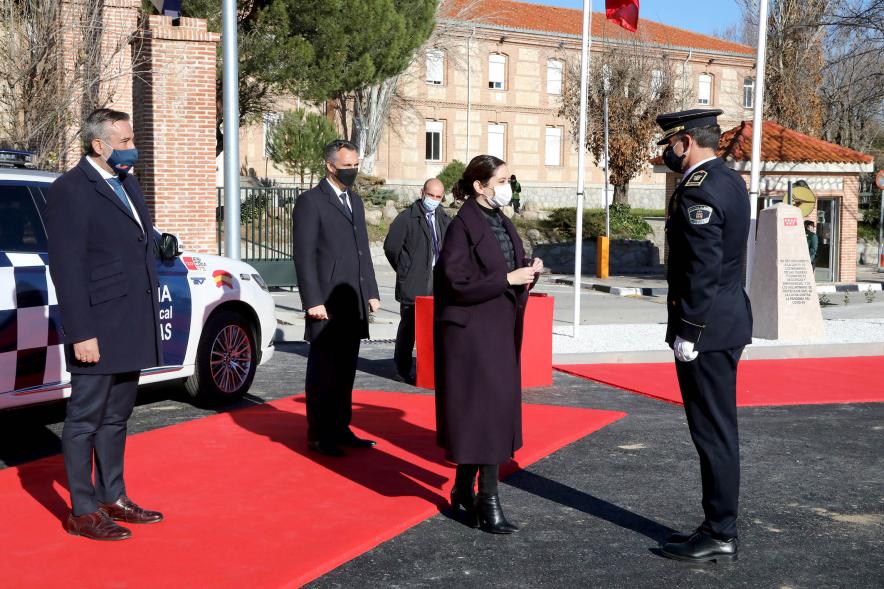 Presentación del ESICAM179 y Entrega de Medallas al Mérito Policial - Imagen de la Presidenta de la Comunidad de Madrid condecorando a un Policía, todos con mascarillas.