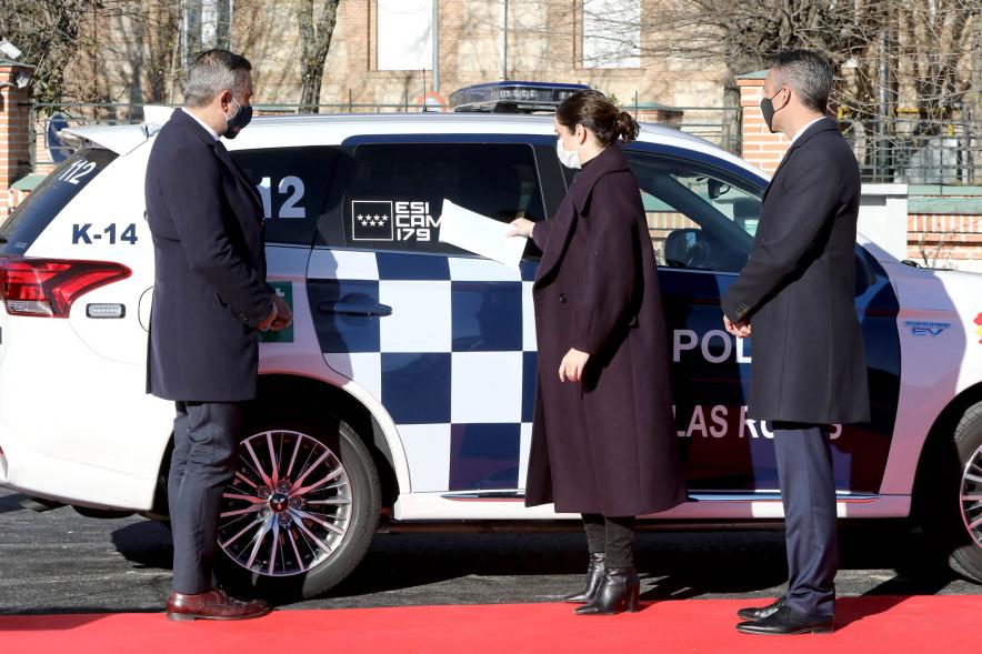 Presentación del ESICAM179 y Entrega de Medallas al Mérito Policial - Imagen de la Presidenta de la comunidad de Madrid Diaz Ayuso junto a dos colaboradores, inspeccionando un vehículo policial. 