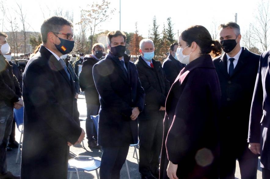 Presentación del ESICAM179 y Entrega de Medallas al Mérito Policial - Imagen de la Presidenta de la comunidad de Madrid Diaz Ayuso  junto al alcalde  de Alcobendas Sánchez Acera, rodeados  de colaboradores.
