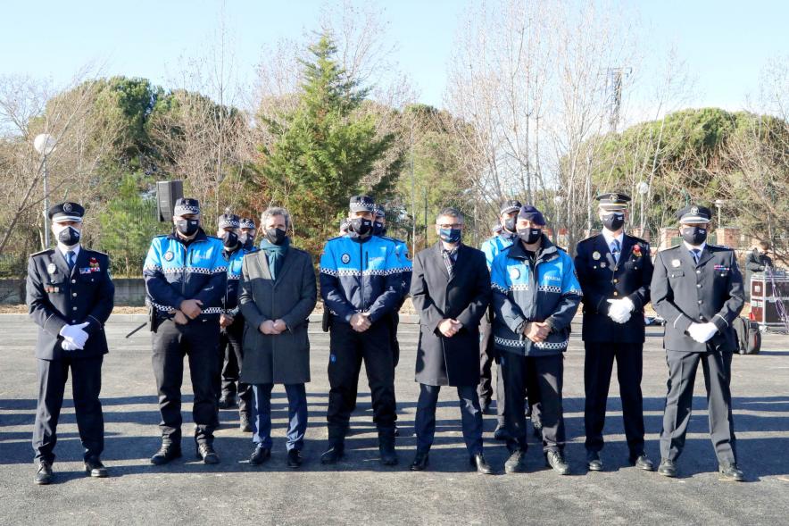 Presentación del ESICAM179 y Entrega de Medallas al Mérito Policial - Posado del alcalde Sánchez Acera, Aitor Retolaza del ayuntamiento, junto a los policias municipales y sus mando. 