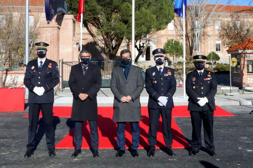 Presentación del ESICAM179 y Entrega de Medallas al Mérito Policial -Posado del alcalde Sánchez Acera, Aitor Retolaza responsable del distrito Urbanizaciones  con varios mandos de la Policía.