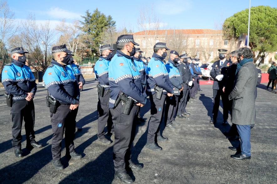 Presentación del ESICAM179 y Entrega de Medallas al Mérito Policial - Imagen lateral de la formación de Policías Municipales junto al alcalde Sánchez Acera.