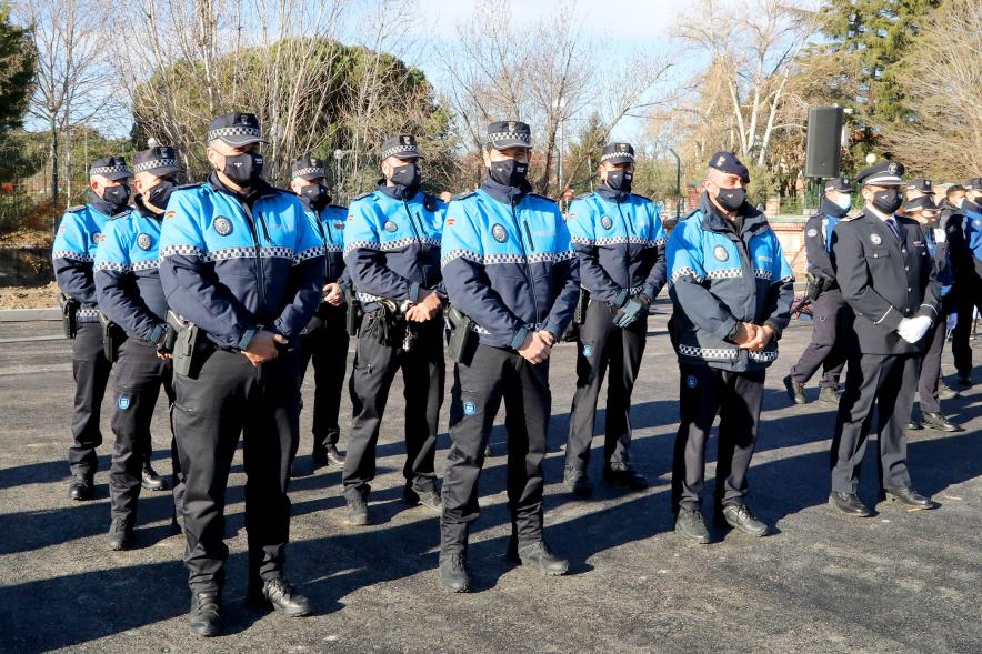 Presentación del ESICAM179 y Entrega de Medallas al Mérito Policial -  Imagen  lateral del posado de los números de la Policía Municipal con su jefe.