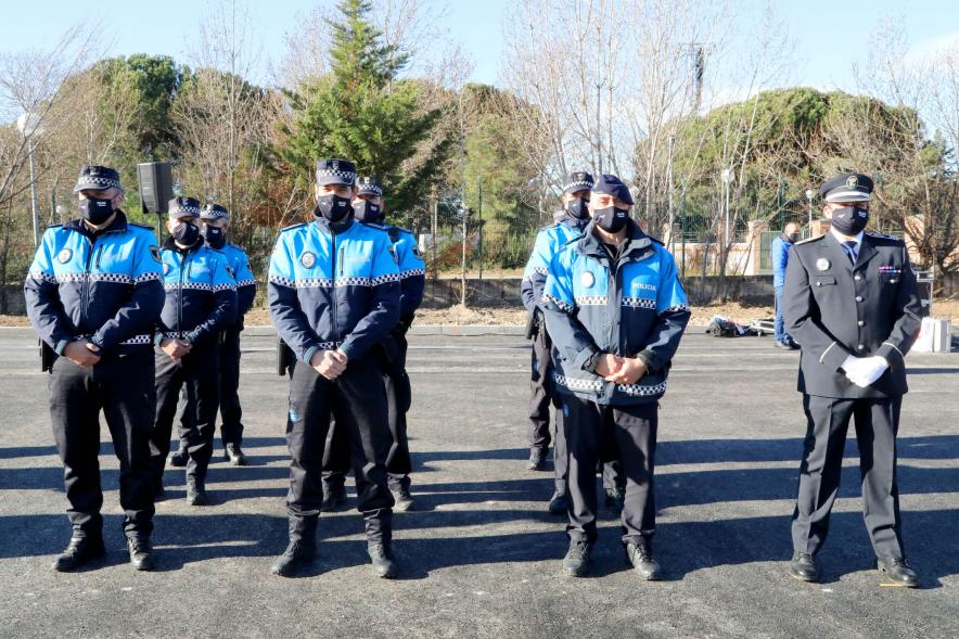 Presentación del ESICAM179 y Entrega de Medallas al Mérito Policial - Imagen del posado de los números de la Policía Municipal con su jefe.