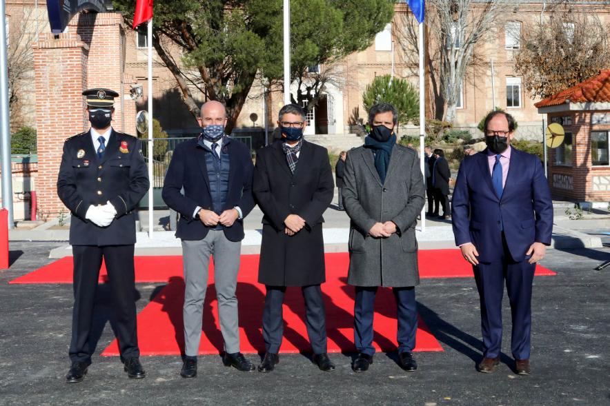 Presentación del ESICAM179 y Entrega de Medallas al Mérito Policial - Posado del alcalde Sánchez Acera, Aitor Retolaza del ayuntamiento, con dos representantes de la Comunidad de Madrid.