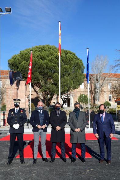 Presentación del ESICAM179 y Entrega de Medallas al Mérito Policial - Posado del alcalde Sánchez Acera, Aitor Retolaza del ayuntamiento, con dos representantes de la Comunidad de Madrid.