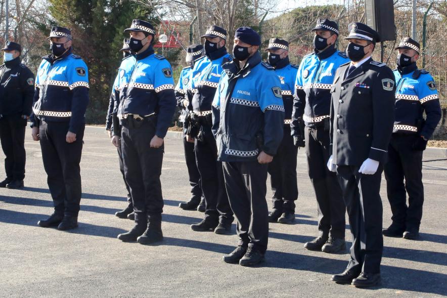 Presentación del ESICAM179 y Entrega de Medallas al Mérito Policial -  Imagen del posado de los números de la Policía Municipal con su jefe.