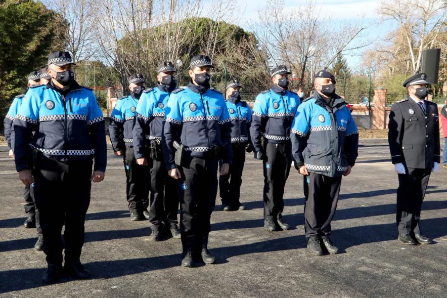 Presentación del ESICAM179 y Entrega de Medallas al Mérito Policial -  Imagen de los policías municipales formados en posición de firmes.