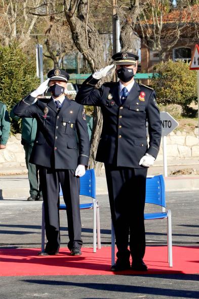 Presentación del ESICAM179 y Entrega de Medallas al Mérito Policial - Imagen de dos jefes de policía en posición de saludo.