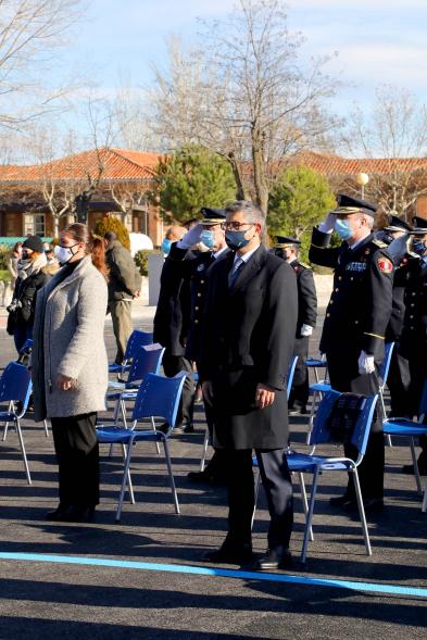 Presentación del ESICAM179 y Entrega de Medallas al Mérito Policial - Imagen lateral de alcalde Sánchez Acera junto a los participantes al acto. 