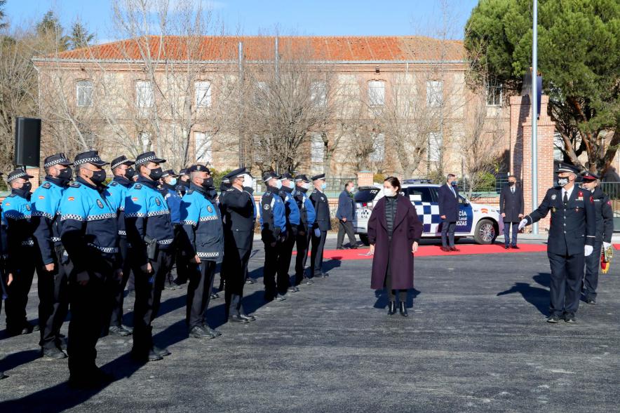 Presentación del ESICAM179 y Entrega de Medallas al Mérito Policial - Imagen de la Presidenta de la comunidad de Madrid Diaz Ayuso  pasando revista a los policías.